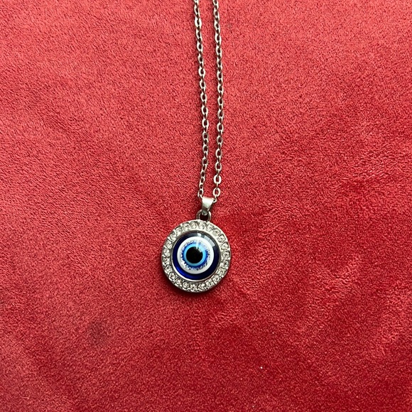 Women necklace with chain.it s not silver but good material.very good condition. - Picture 1 of 4